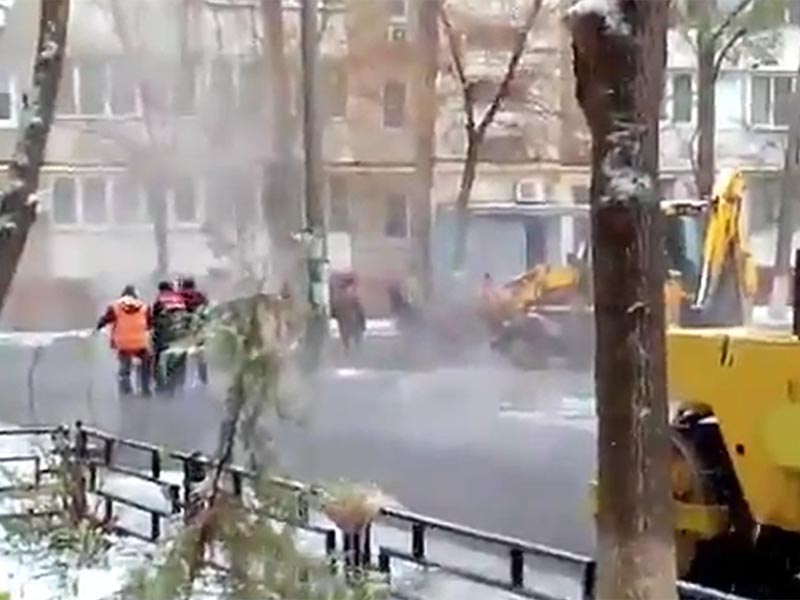 В Астрахани асфальт начали укладывать во время снегопада