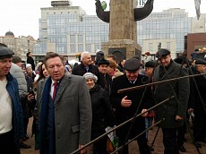 Глава региона Олег Королев пришел на выставку национальных подворий