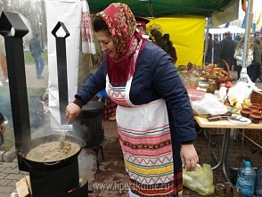 Гостей праздника Дня народного единства в Липецке угощают блюдами русской кухни