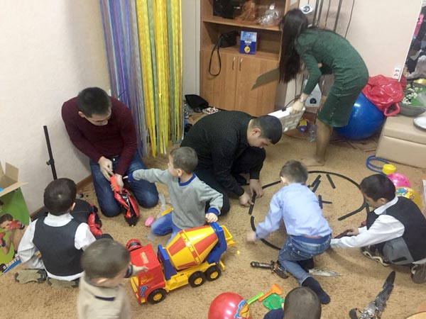 Молодые астраханские железнодорожники накануне Нового года навестили воспитанников реабилитационного центра