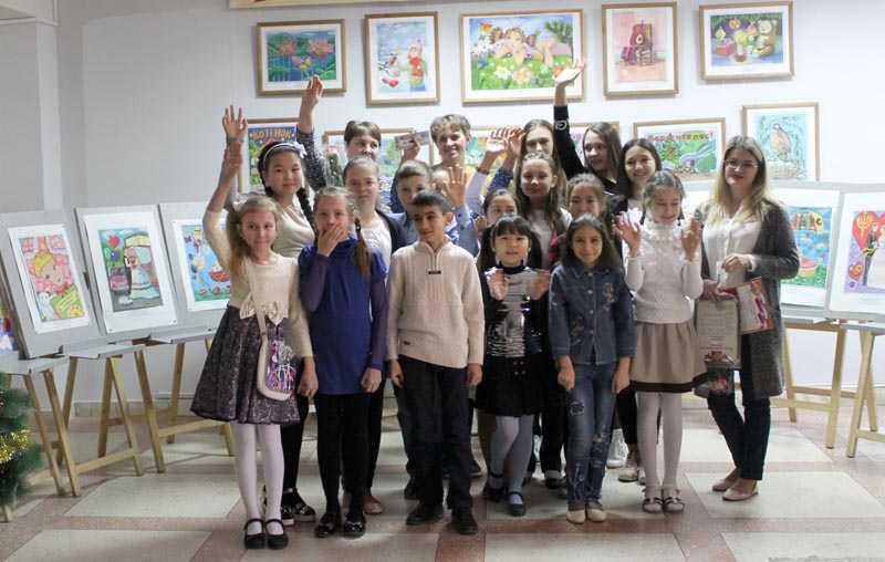 Красноярских ребят — авторов работ творческой выставки — поблагодарили в ЗАГСе